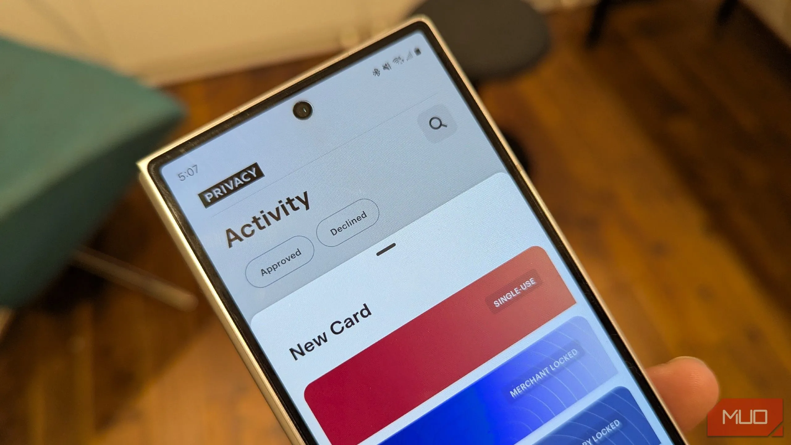 Giao diện ứng dụng Privacy hiển thị quá trình tạo thẻ thanh toán ảo trên điện thoại Samsung Galaxy Z Fold 6, minh họa tính năng bảo mật giao dịch trực tuyến.