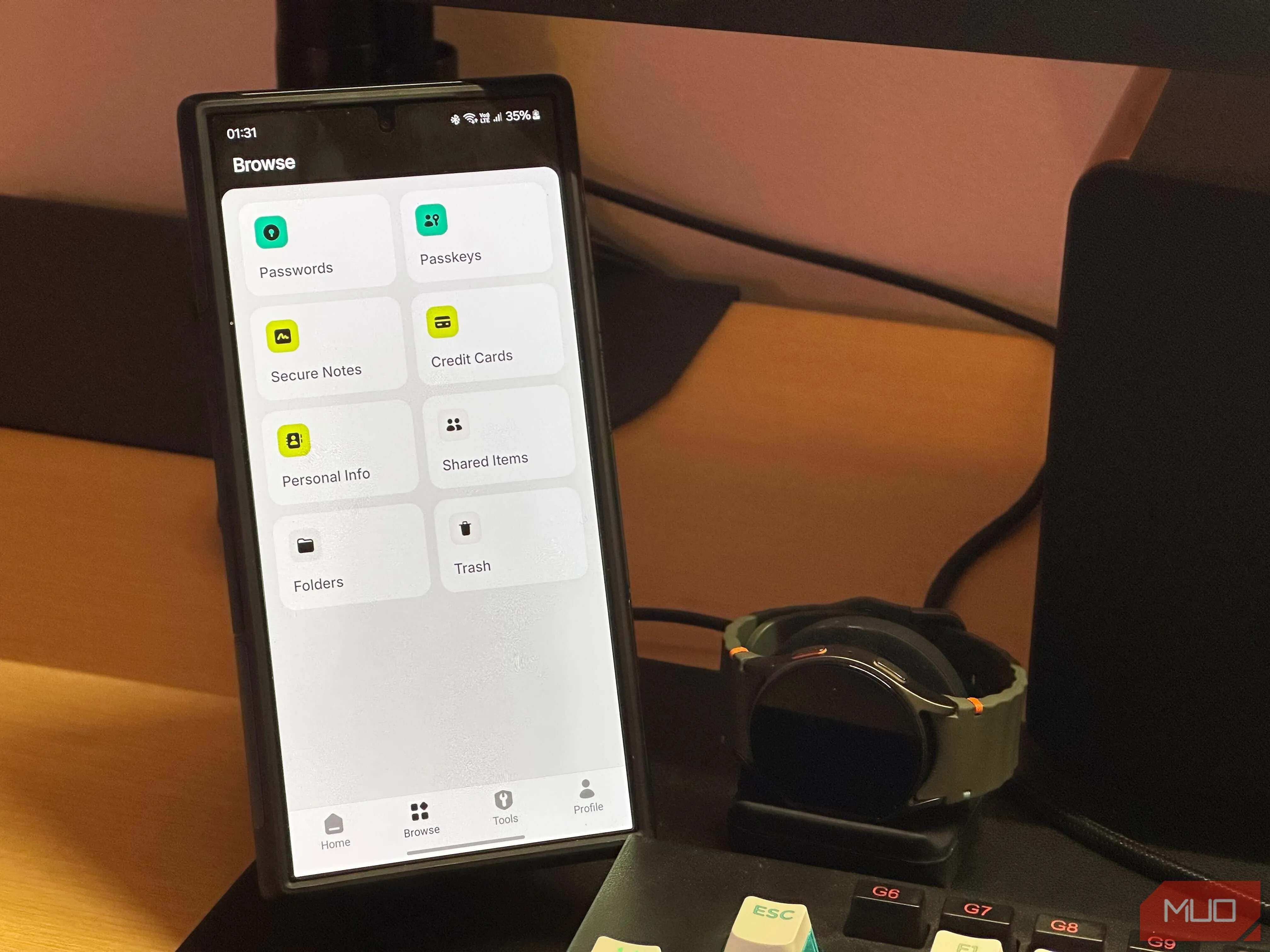 Giao diện ứng dụng quản lý mật khẩu NordPass trên Samsung Galaxy S24 Ultra với các mục lưu trữ thông tin đăng nhập