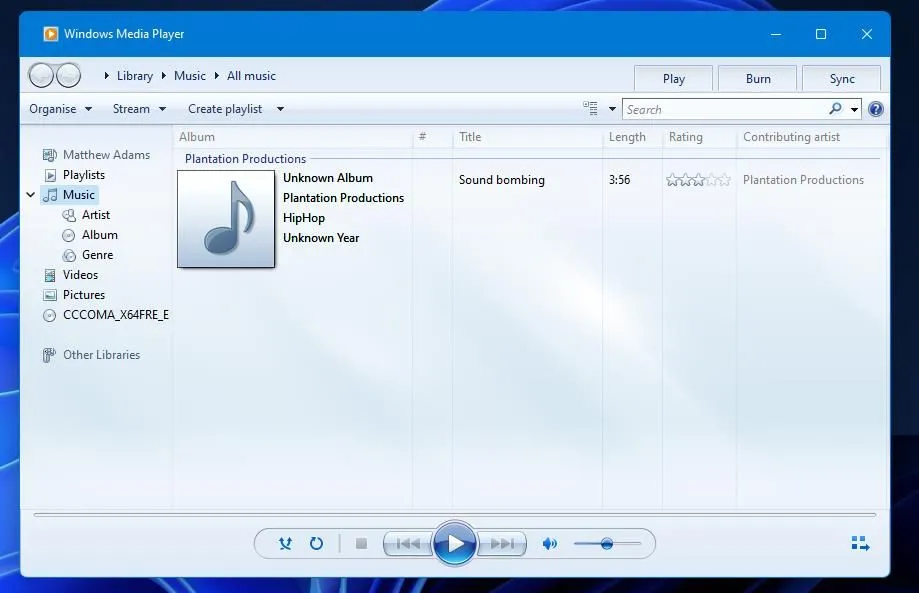 Giao diện Windows Media Player Legacy đang phát nhạc với các hiệu ứng hình ảnh