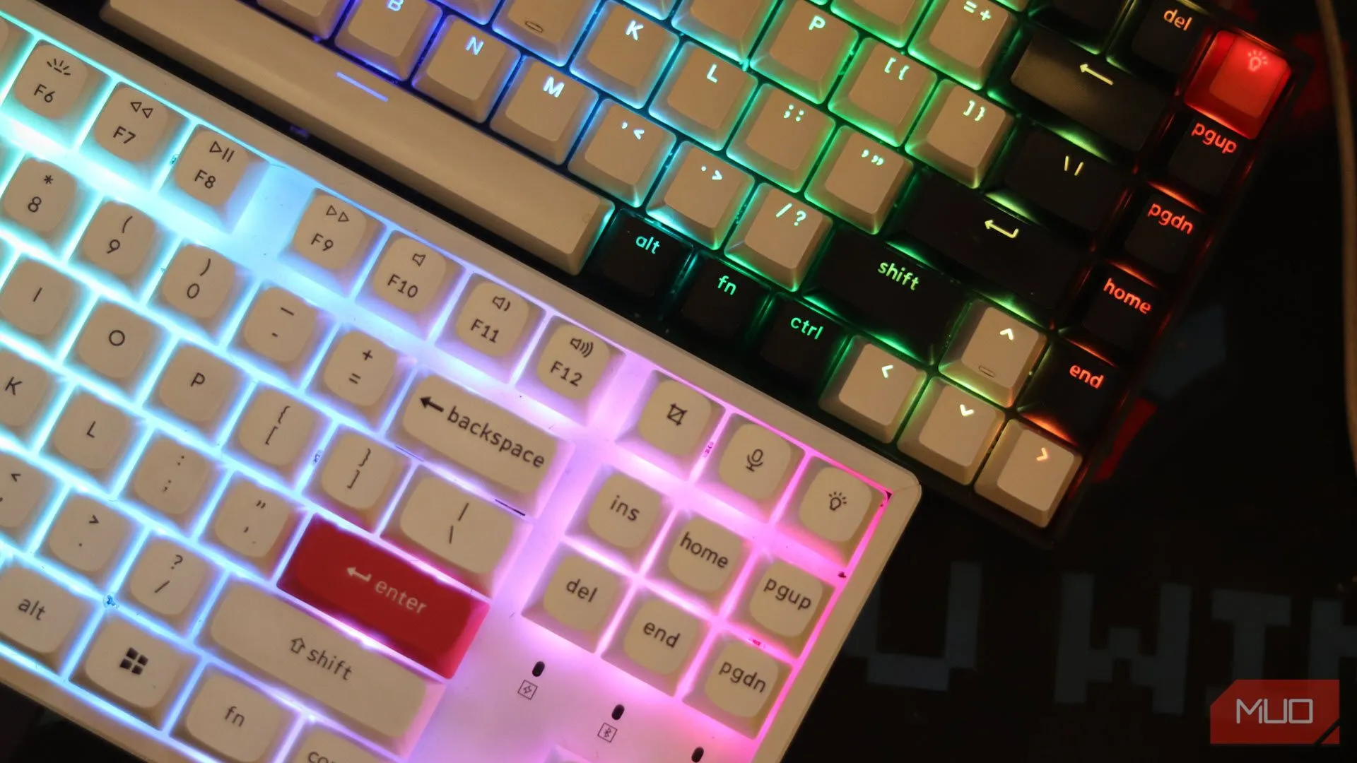Góc chụp hai bàn phím cơ trên bàn làm việc, minh họa sự khác biệt về tùy chỉnh đèn nền RGB và thiết kế