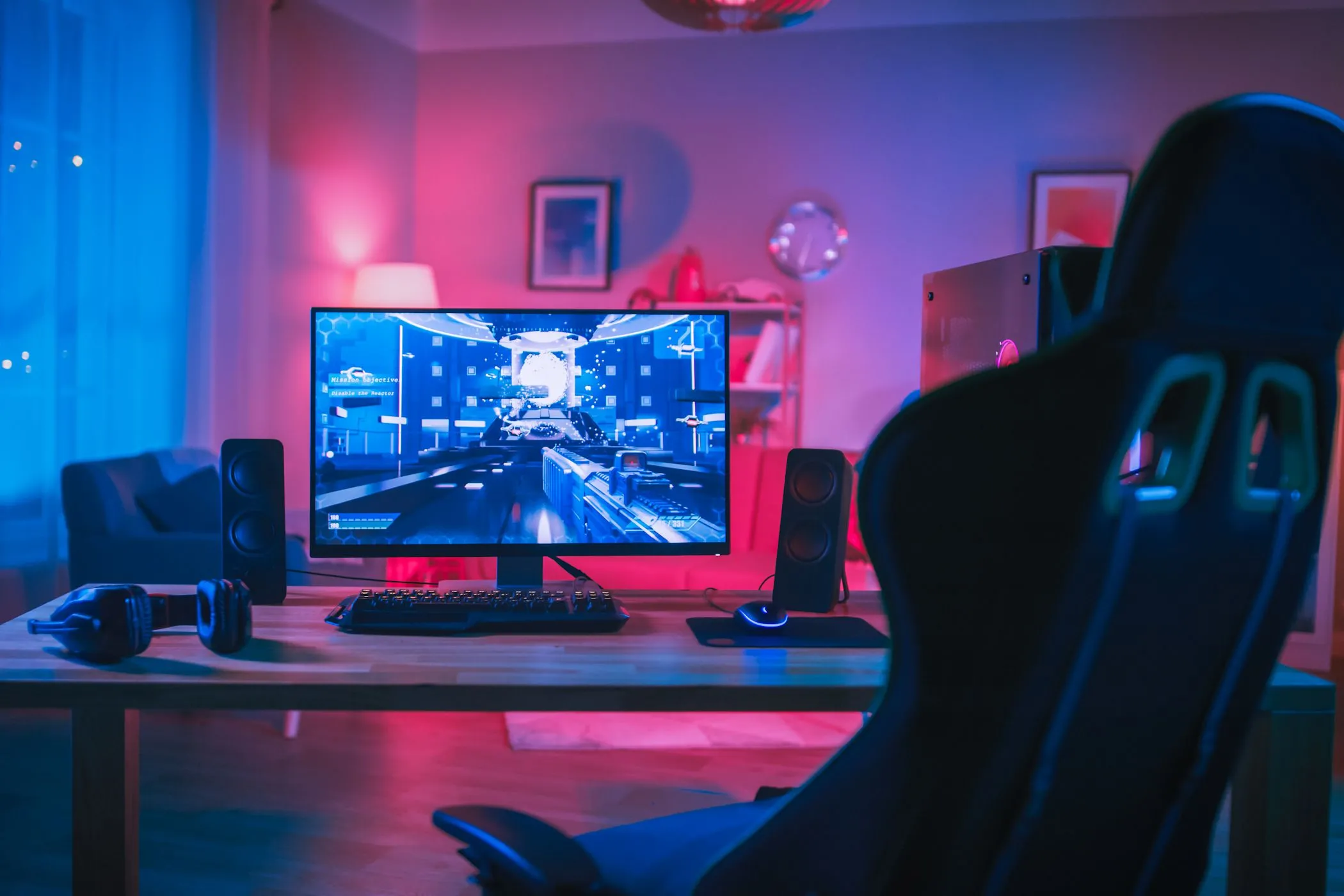 Góc làm việc và chơi game với máy tính cá nhân kết nối Ethernet cho trải nghiệm không nhiễu
