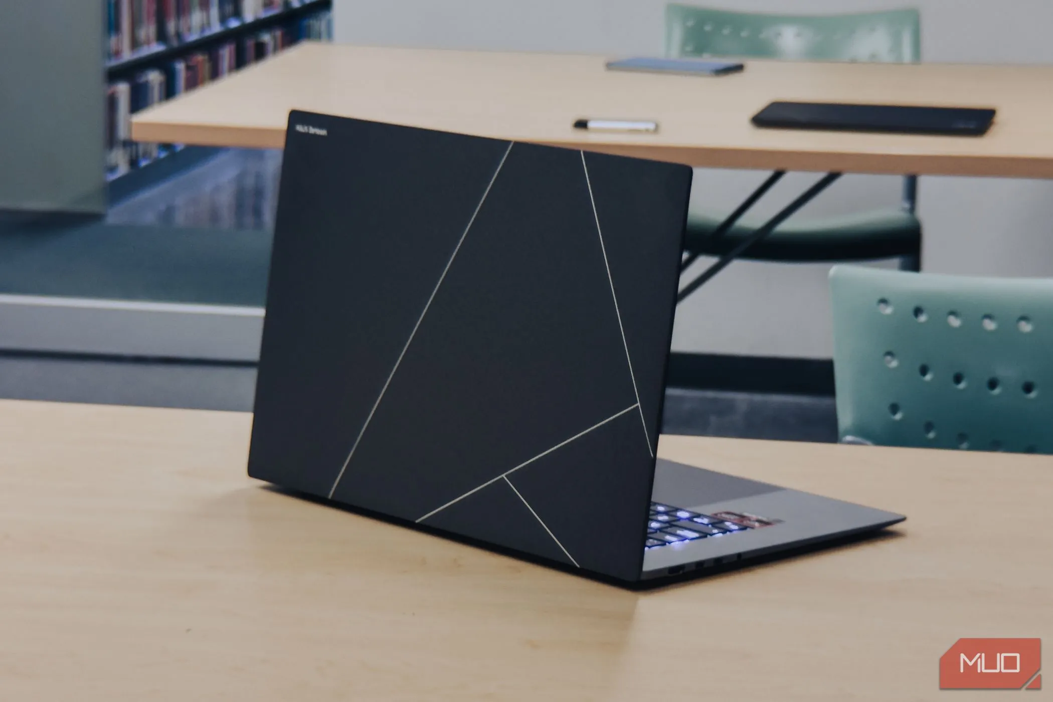 Góc nghiêng mặt sau laptop ASUS Zenbook S 16 OLED màu trắng