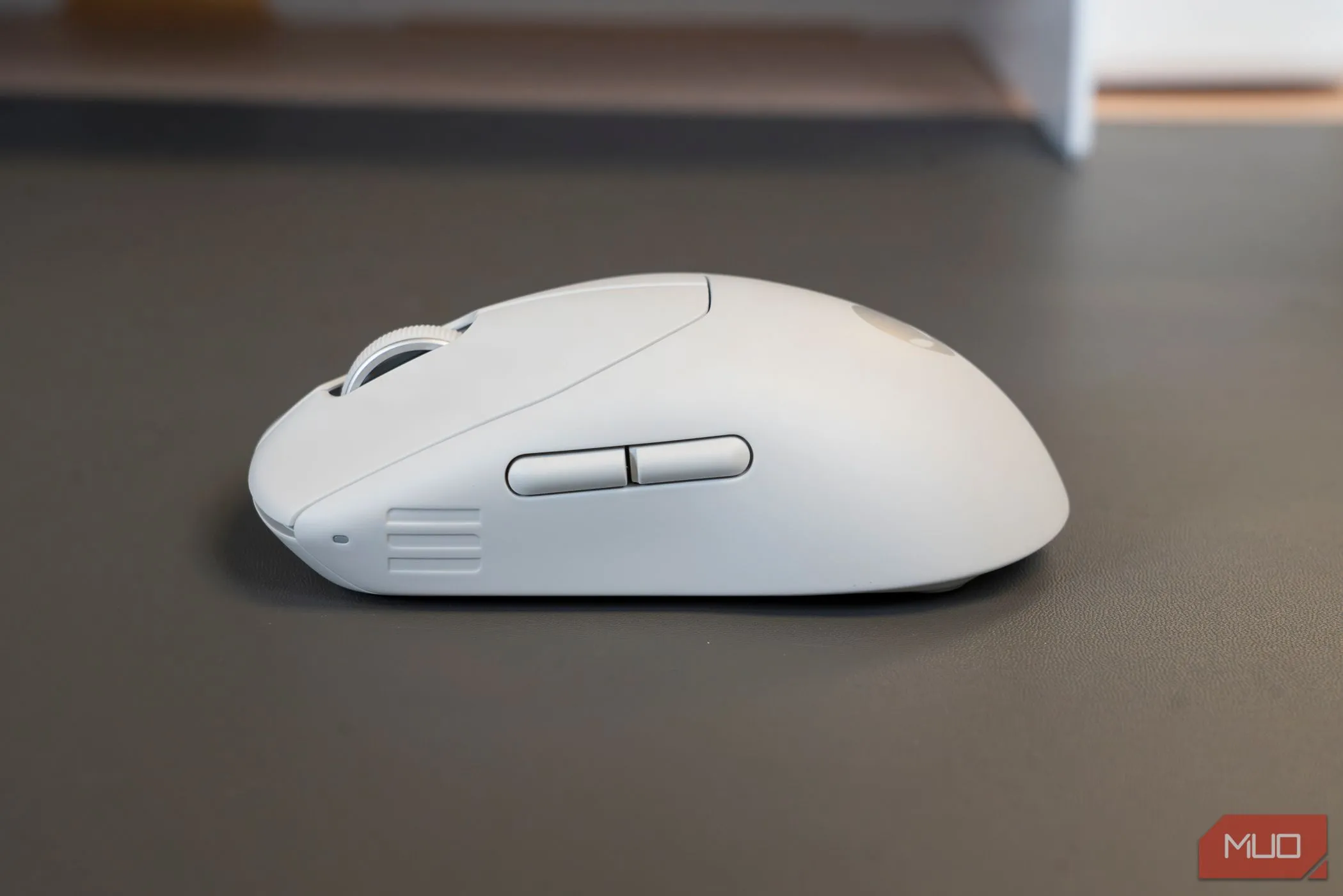 Góc nhìn bên cạnh của chuột gaming không dây Alienware Pro, minh họa thiết kế chuyên biệt có thể ảnh hưởng đến thao tác cuộn chính xác cho công việc văn phòng thông thường.