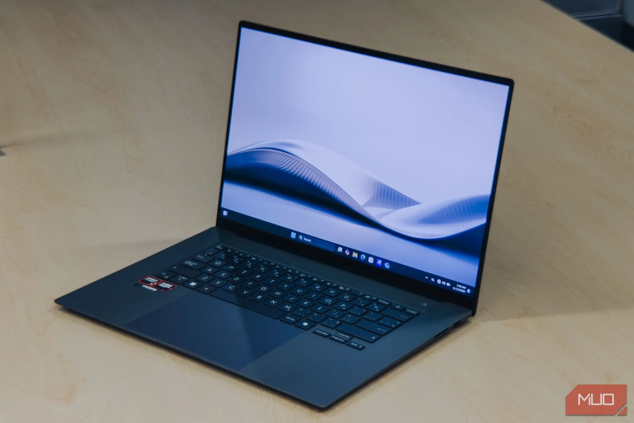 Góc nhìn cận cảnh màn hình ASUS Zenbook S 16 OLED màu trắng hiển thị hình ảnh sống động