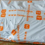 Gói hàng Temu trên bàn minh họa tác động của chính sách thuế quan mới