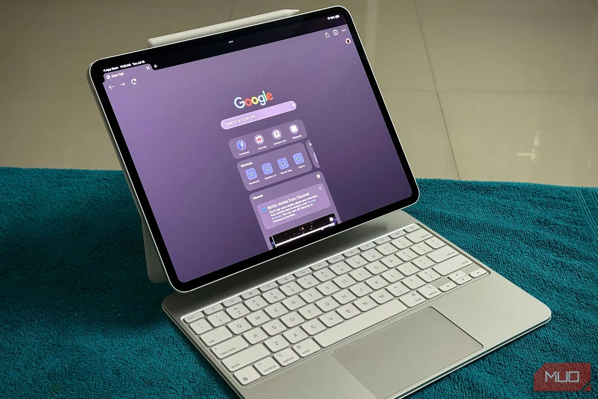 Google Chrome chạy trên iPad Pro gắn Magic Keyboard