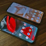 Hai điện thoại Android, Motorola Razr 2024 và Google Pixel 9 Pro, minh họa sự đa dạng và tương thích của launcher mặc định.