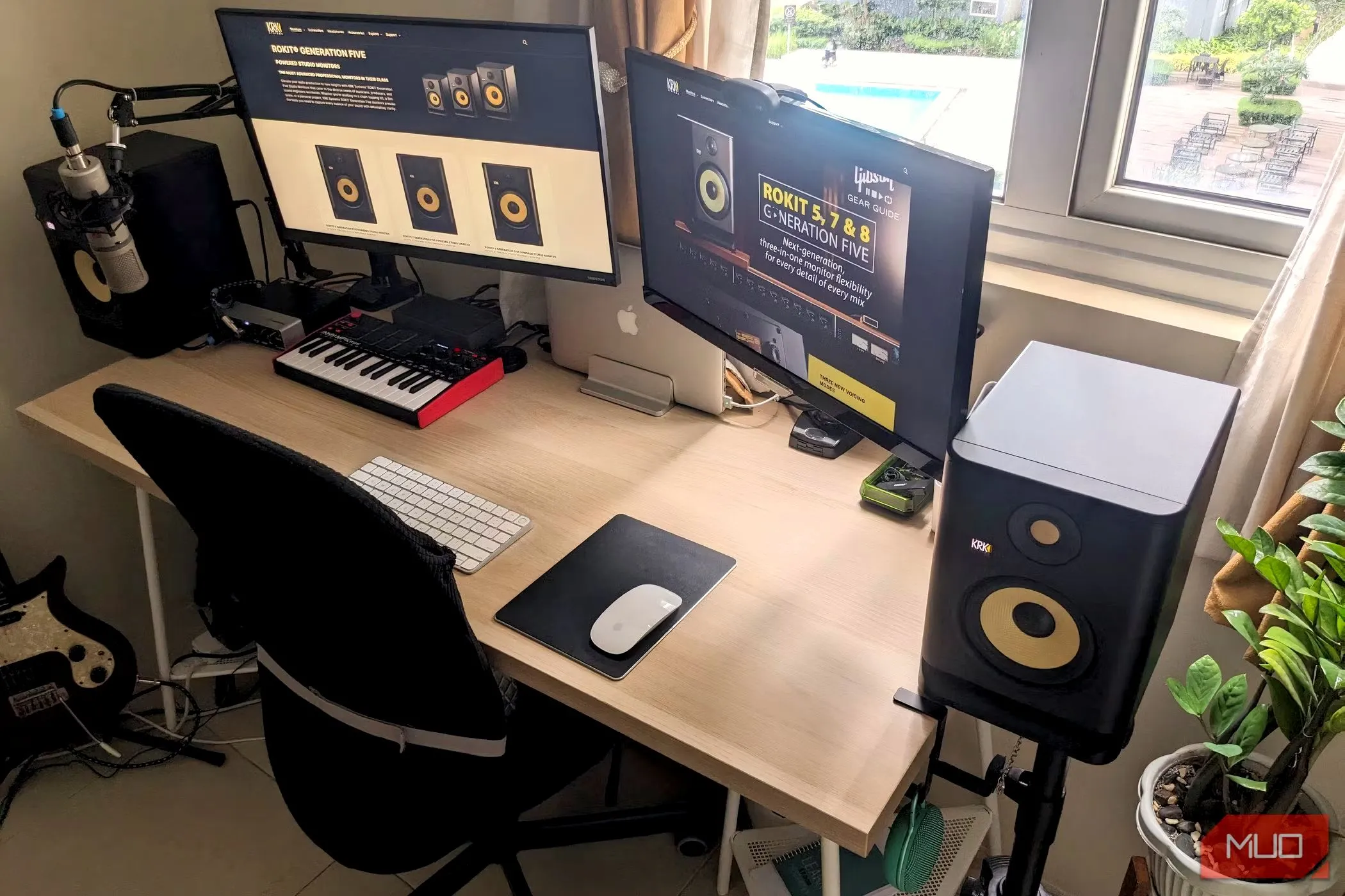 Hai loa USB được đặt trên bàn làm việc cùng với màn hình máy tính