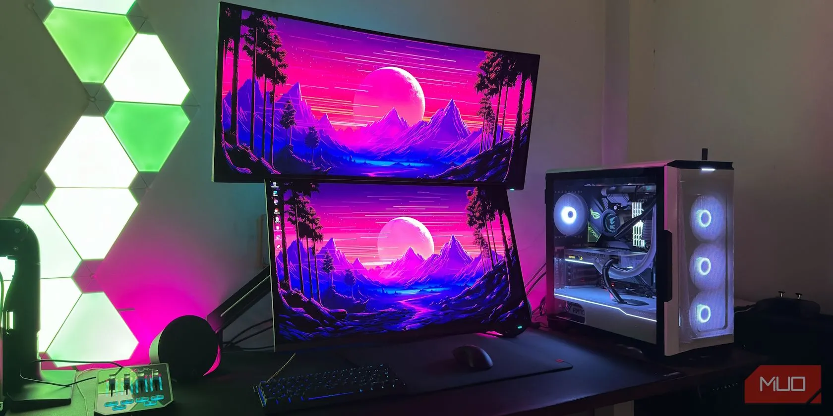 Hai màn hình OLED được gắn VESA trên bàn làm việc cùng bàn phím và chuột
