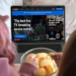 Hai người đang xem nội dung YouTube TV trên màn hình laptop, minh họa việc truy cập dịch vụ streaming bị giới hạn địa lý một cách thuận tiện.
