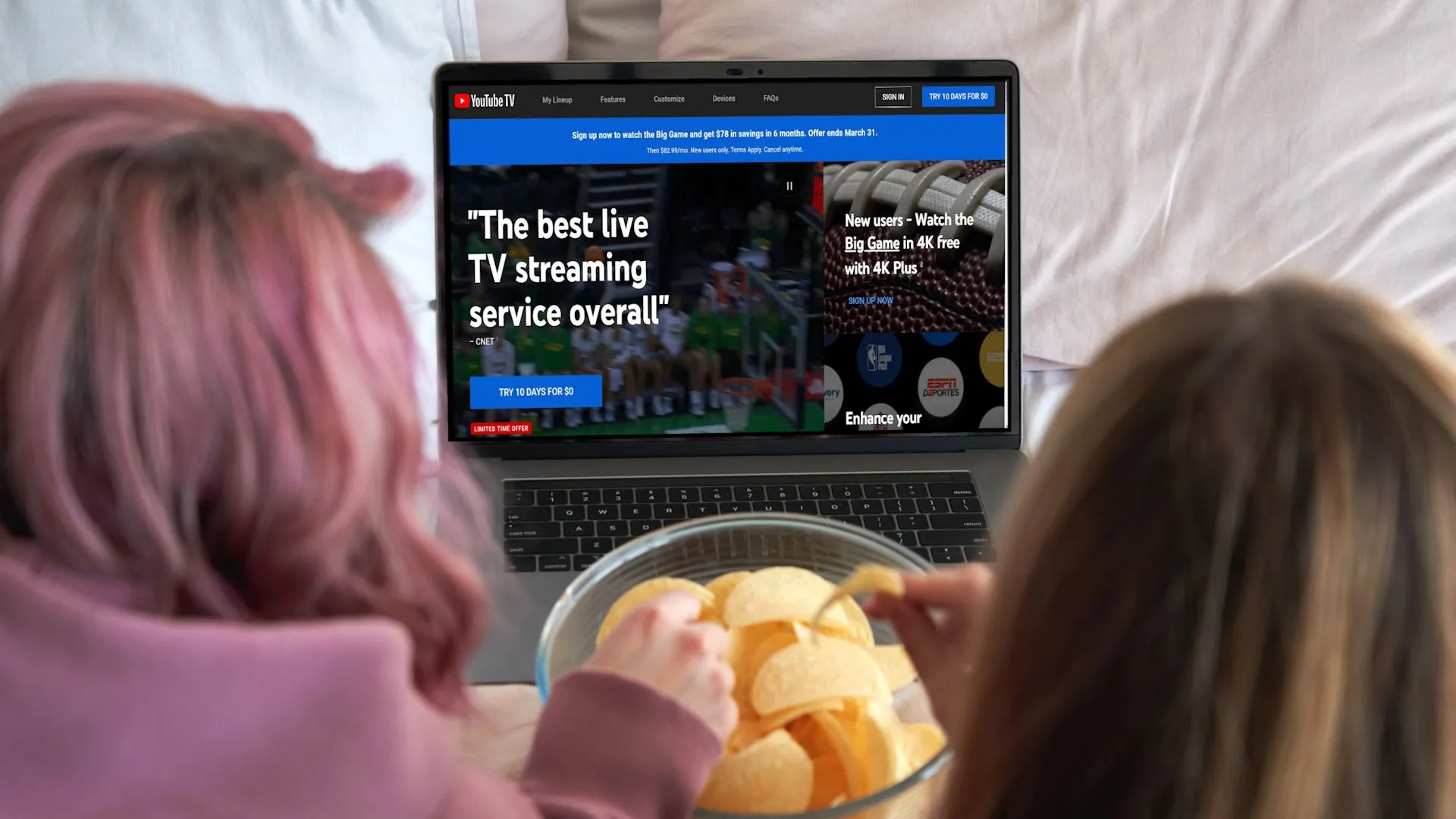 Hai người đang xem nội dung YouTube TV trên màn hình laptop, minh họa việc truy cập dịch vụ streaming bị giới hạn địa lý một cách thuận tiện.