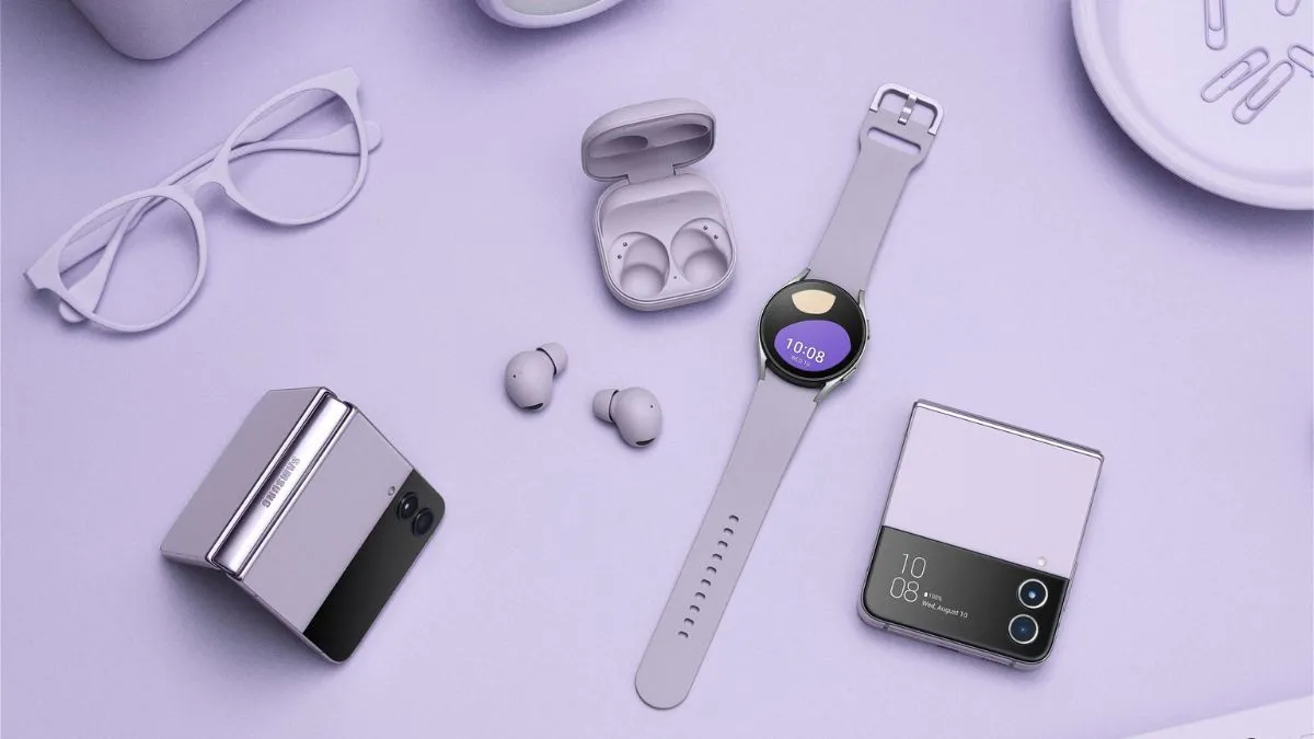 Hệ sinh thái Samsung Galaxy bao gồm điện thoại Galaxy Z Flip4, đồng hồ Galaxy Watch5 Pro và tai nghe Galaxy Buds2 Pro, minh họa sự tích hợp liền mạch.