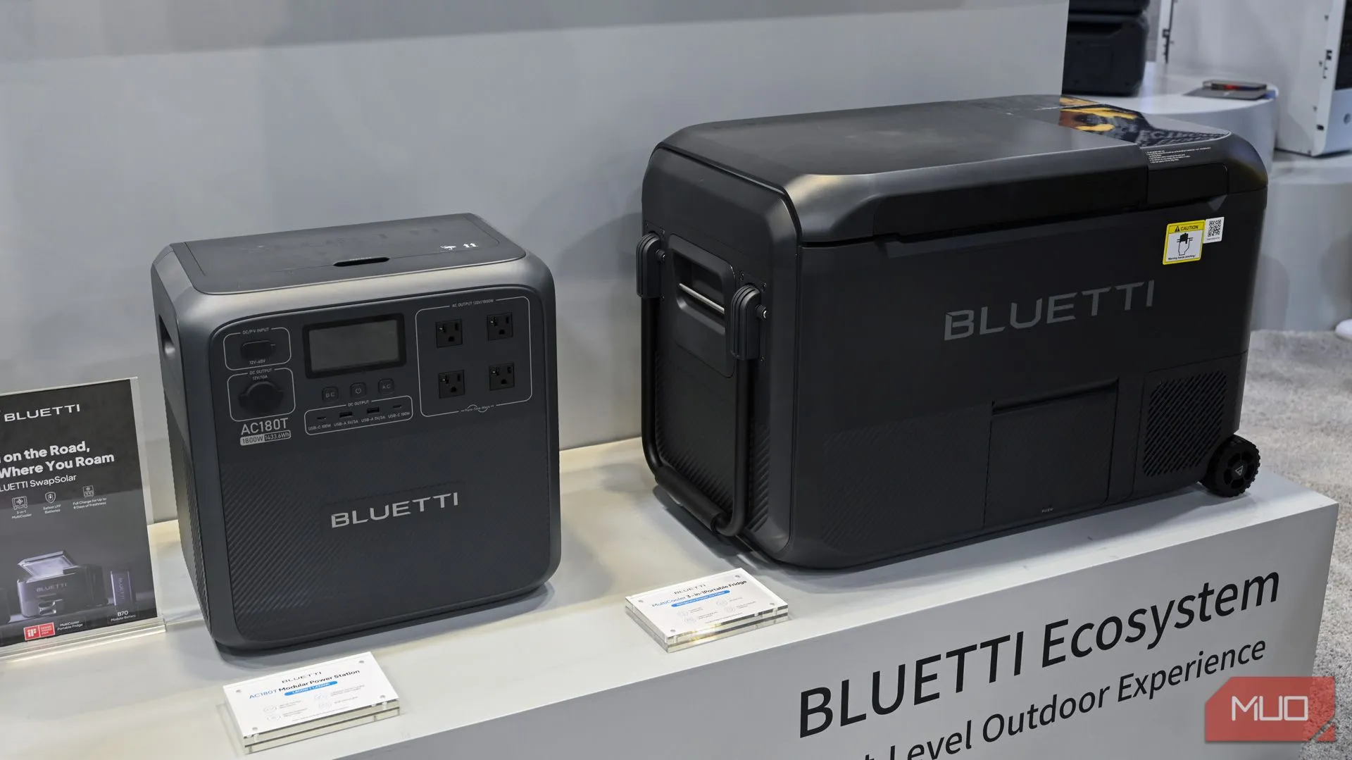 Hệ thống Bluetti SwapSolar gồm trạm sạc AC180T và tủ lạnh MultiCooler, với pin có thể tháo rời