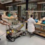 Hệ thống dàn quay phim chuyên nghiệp với iPhone 15 Pro gắn trên dolly, minh họa thiết bị hỗ trợ đắt tiền trong quảng cáo Shot on iPhone.