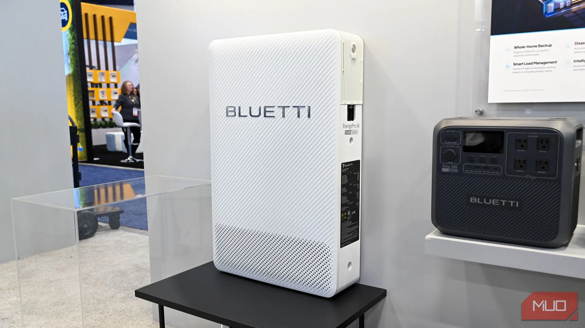 Hệ thống lưu trữ năng lượng toàn diện Bluetti EnergyPro 6K màu trắng, nhìn từ bên cạnh, dành cho gia đình