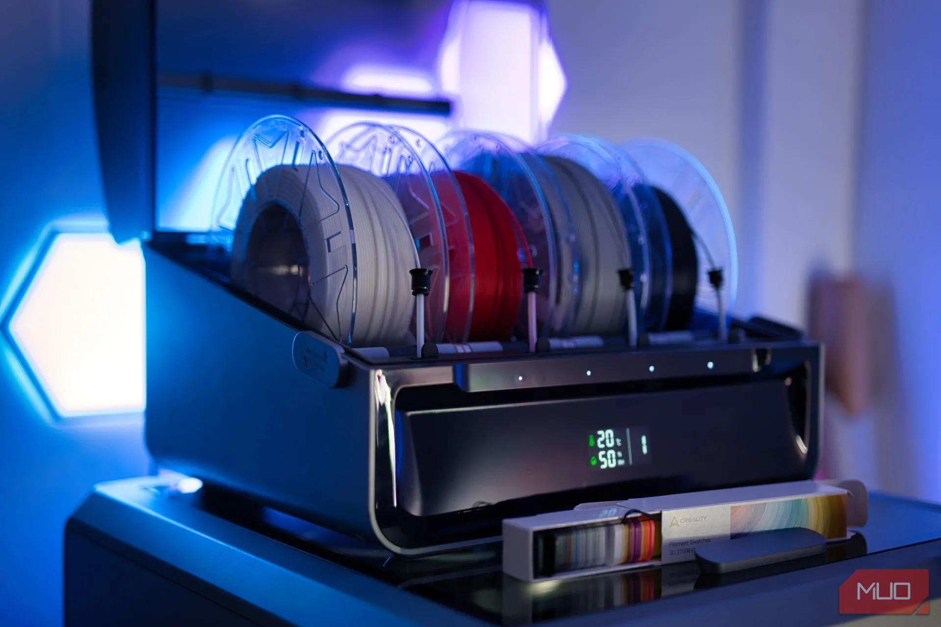 Hệ thống phân phối filament CFS của Creality K2 Plus được đặt trên đỉnh máy in, hiển thị các cuộn filament
