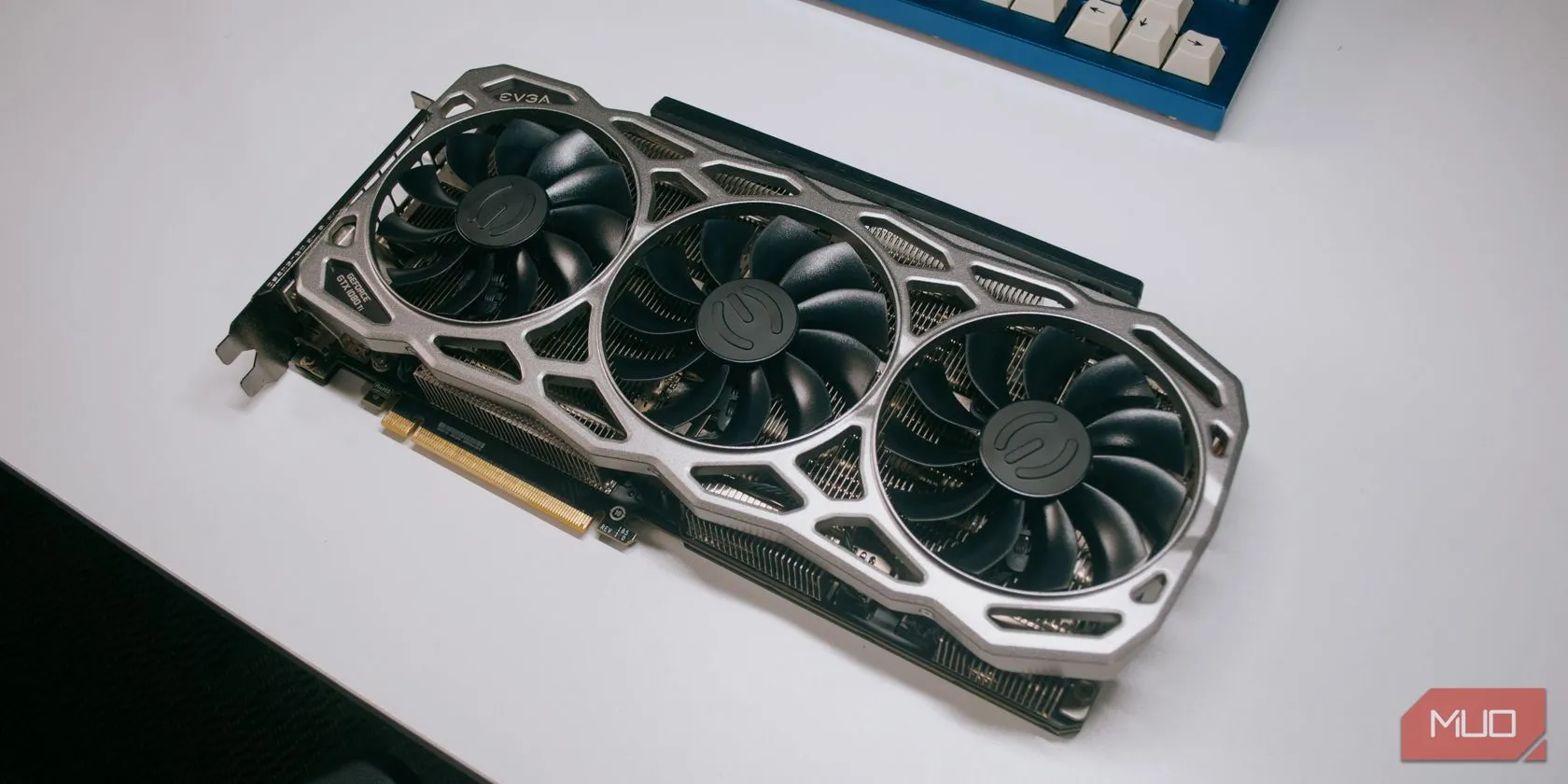 Hệ thống quạt tản nhiệt của card đồ họa GTX 1080 Ti, minh họa cho việc lựa chọn GPU cao cấp từ thế hệ trước cho hiệu năng lâu dài