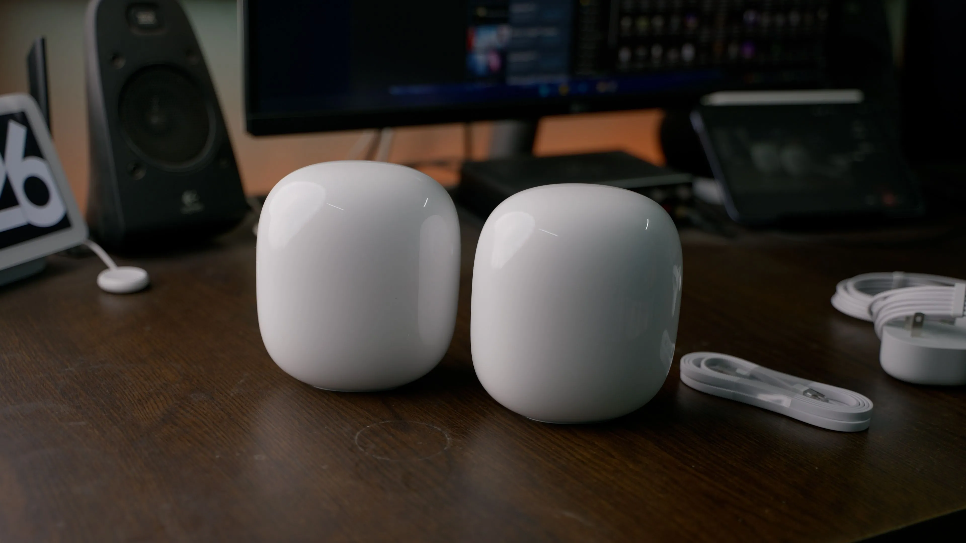 Hệ thống Wi-Fi Mesh Google Nest Pro gồm nhiều cục phát, giúp tăng cường vùng phủ sóng và tín hiệu Wi-Fi ổn định trong nhà