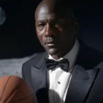 Hình ảnh AI tạo Michael Jordan chơi bóng rổ trên mặt trăng với bộ tuxedo