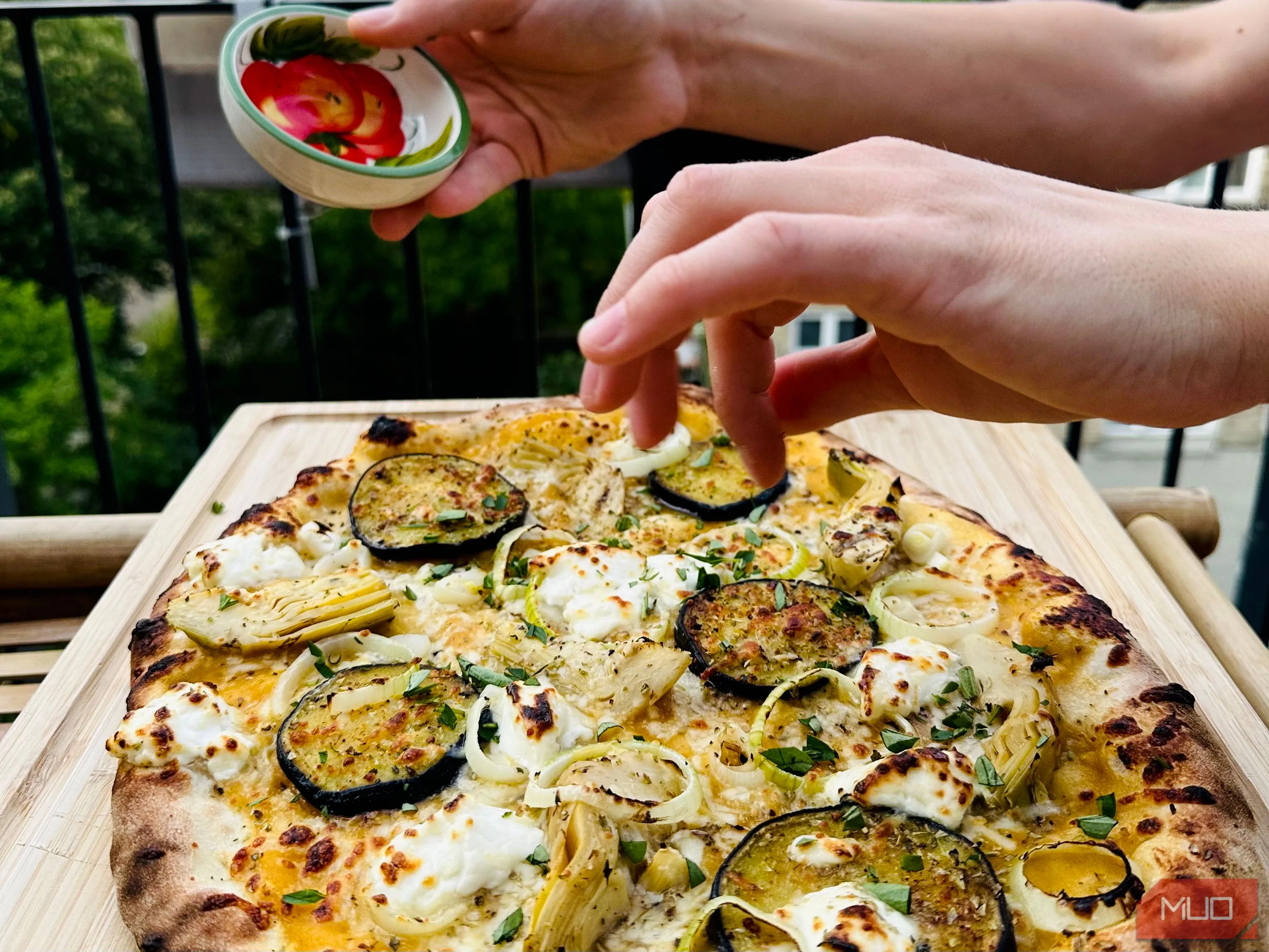 Hình ảnh bạn bè cùng nhau làm pizza tại nhà, biến bữa ăn thành cơ hội lý tưởng để chụp ảnh khoảnh khắc vui vẻ và ẩm thực.