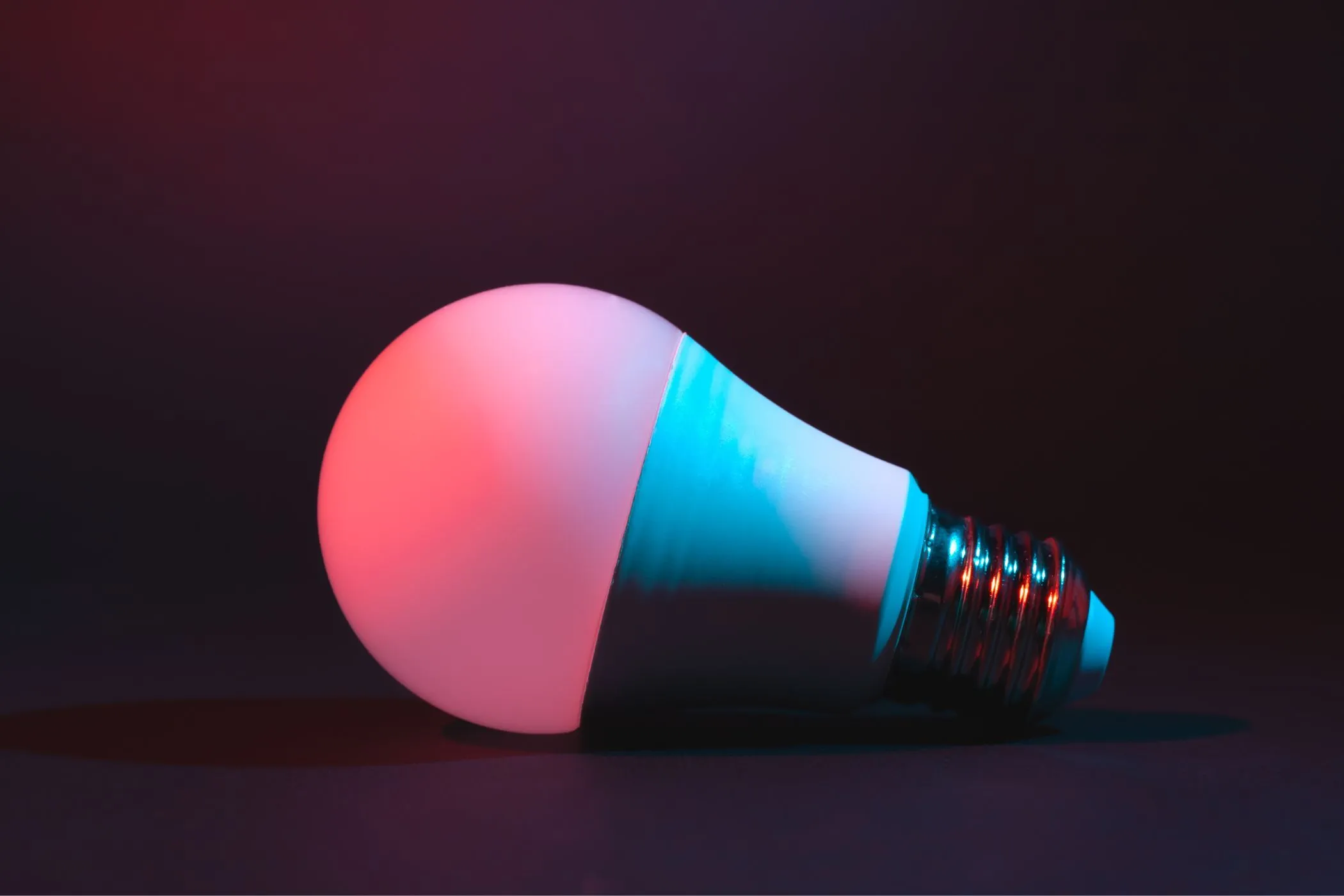 Hình ảnh bóng đèn LED thông minh kết nối không dây, minh họa nguy cơ bảo mật tiềm ẩn