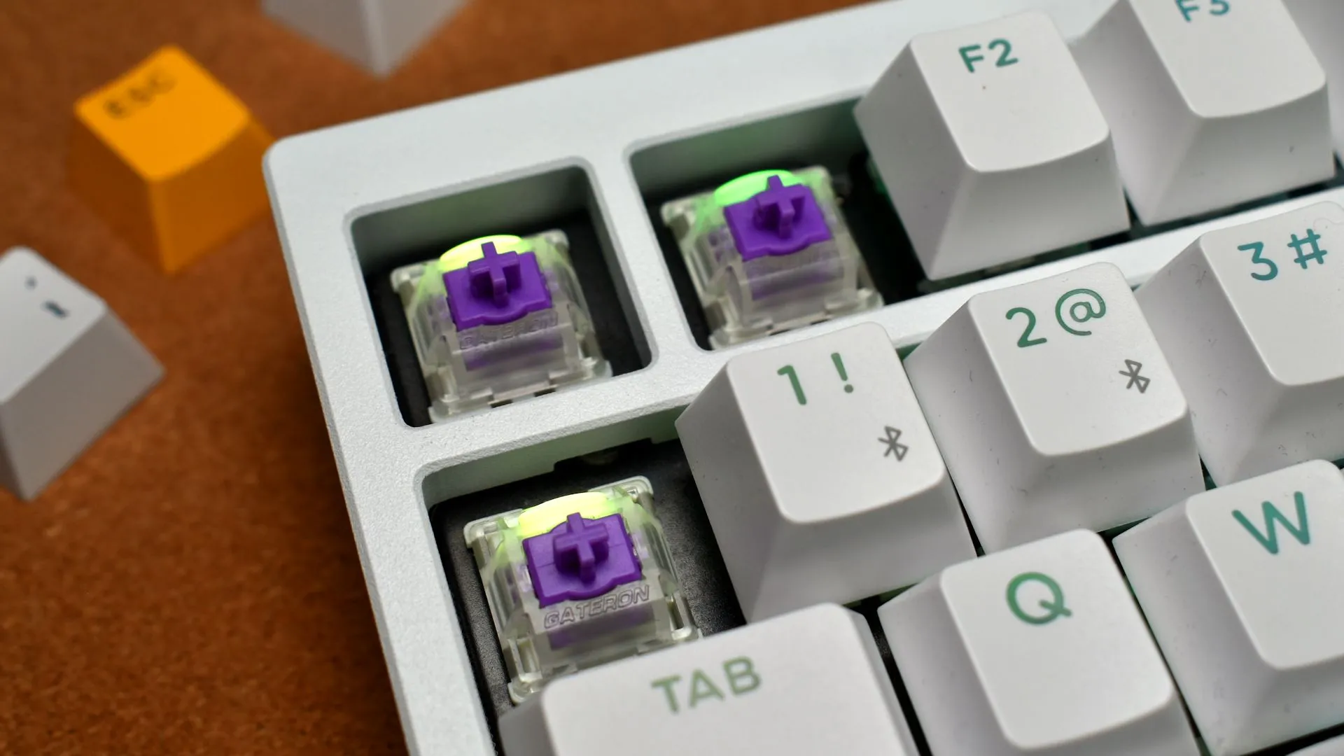 Hình ảnh cận cảnh các switch từ tính Gateron trên bàn phím Lemokey P1 HE