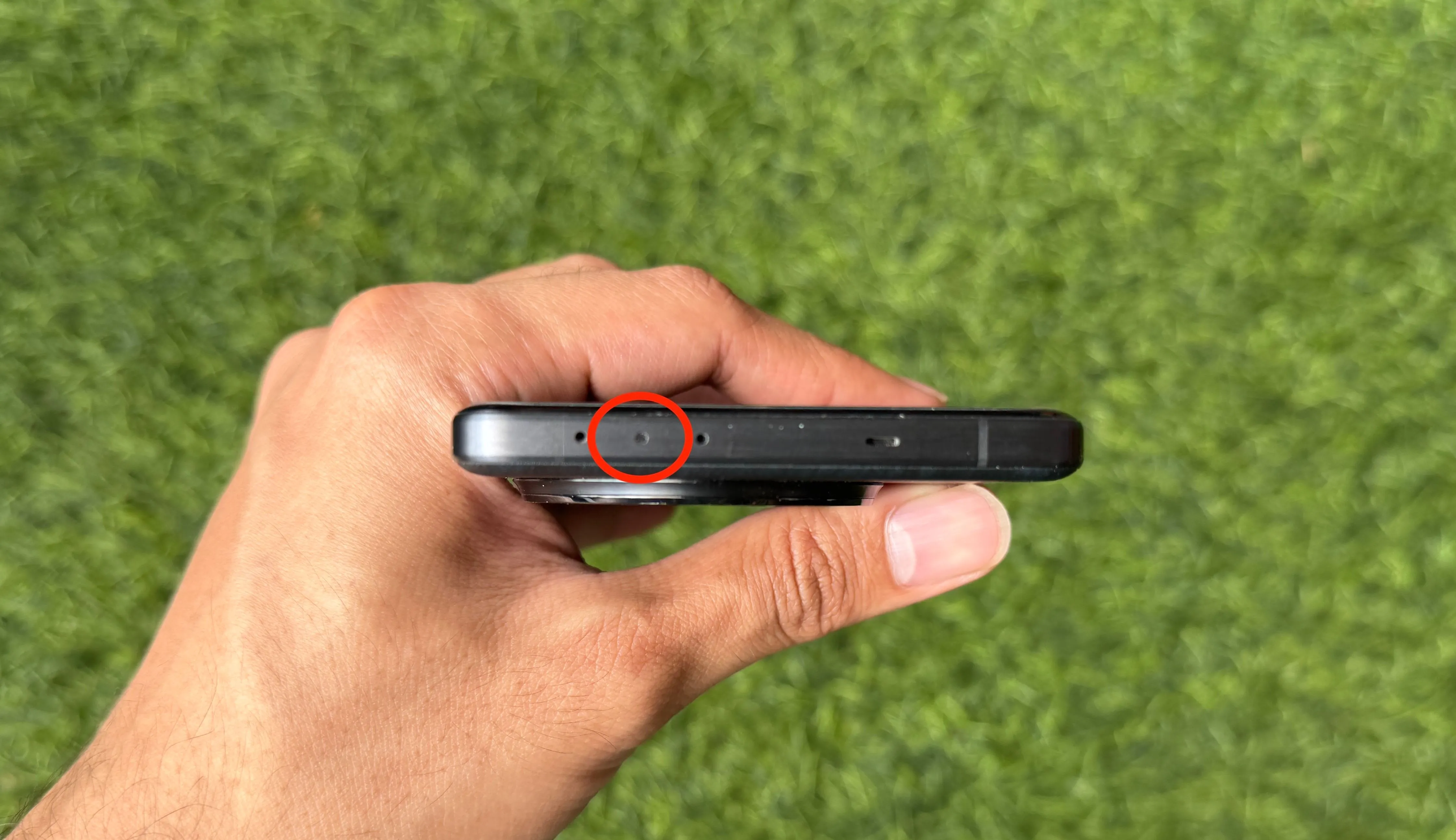Hình ảnh cận cảnh cổng hồng ngoại (IR blaster) nằm ở cạnh trên của điện thoại OnePlus 13, minh họa vị trí bộ phát hồng ngoại trên smartphone.