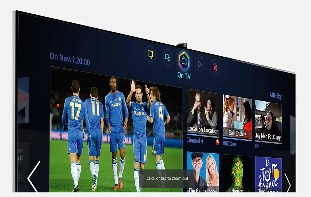 Hình ảnh cận cảnh một chiếc Smart TV Samsung với camera tích hợp được đặt ở viền trên.