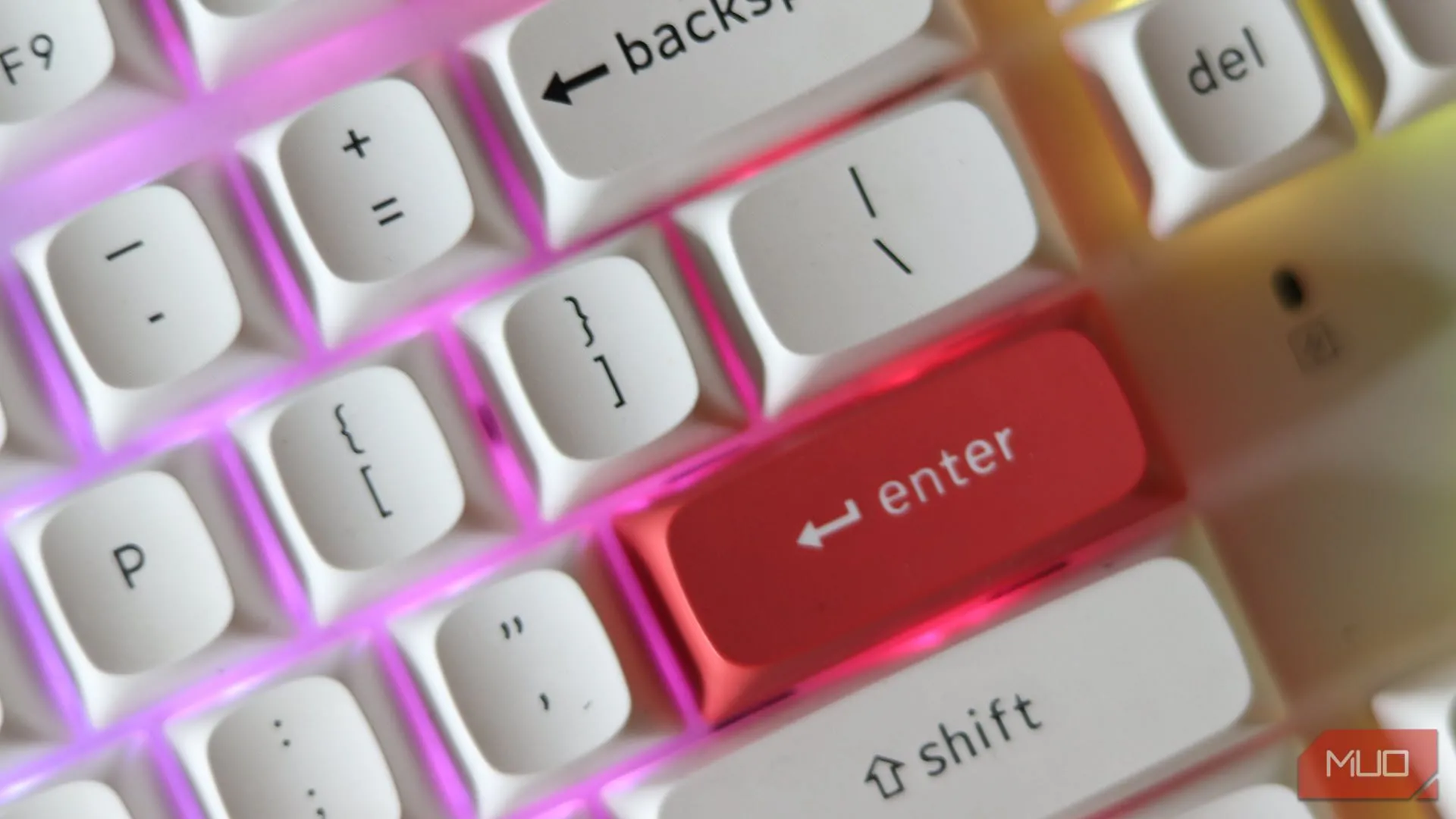 Hình ảnh cận cảnh phím Enter được nhấn nhá màu sắc trên bàn phím Keychron K8 Pro phiên bản Orion Frost