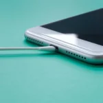 Hình ảnh cận cảnh tăm bông làm sạch cổng sạc điện thoại Samsung bị ẩm