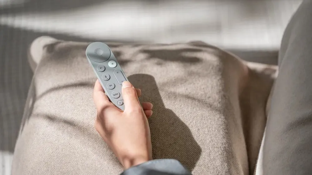 Hình ảnh cận cảnh tay cầm điều khiển Google TV Streamer với thiết kế cải tiến và nút âm lượng được đặt lại vị trí thuận tiện hơn.