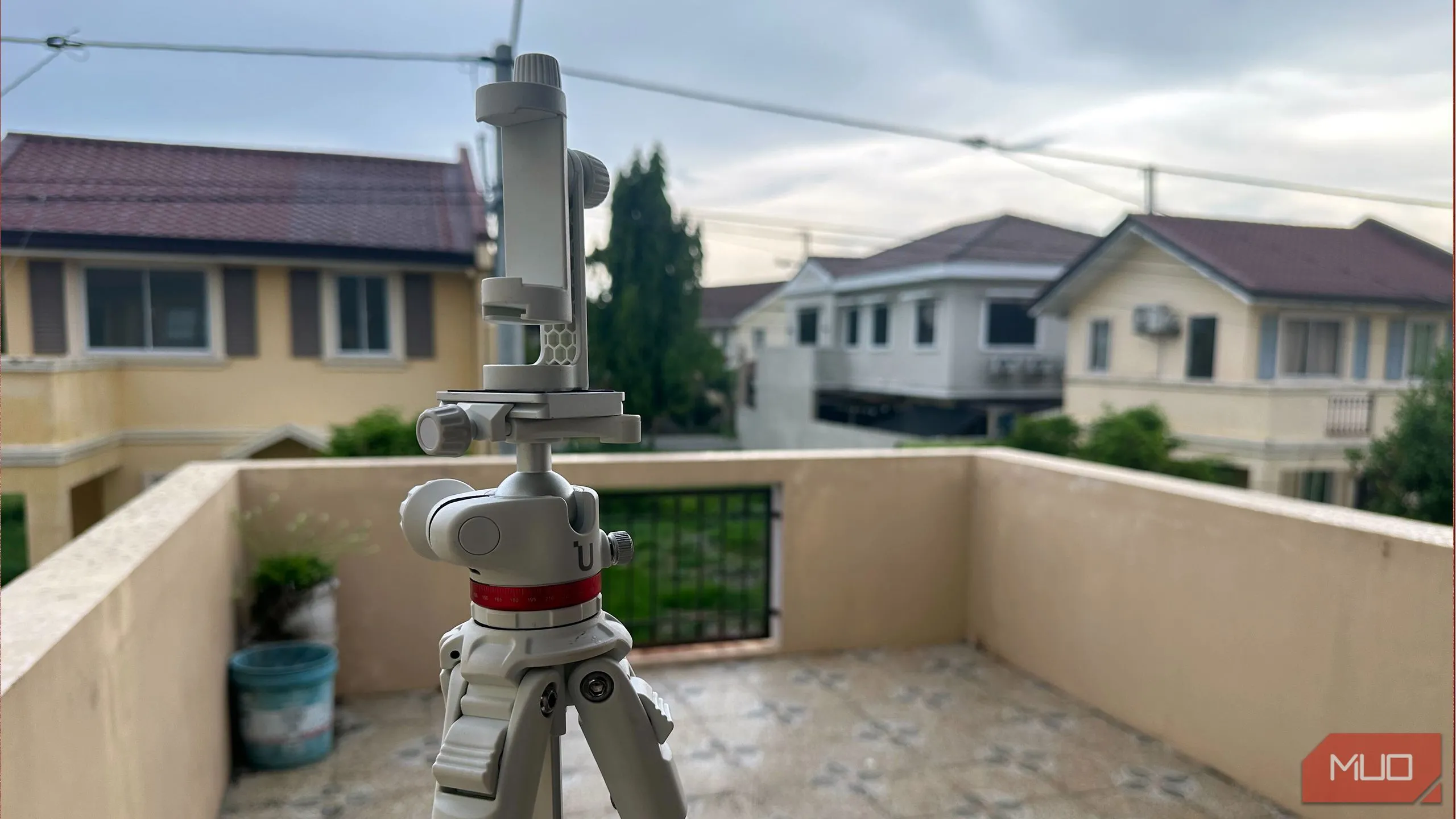 Hình ảnh chân máy tripod chuyên nghiệp dành cho máy ảnh DSLR, được gắn kẹp giữ điện thoại để quay timelapse.