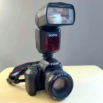 Hình ảnh đèn flash Godox V860II gắn trên máy ảnh DSLR chuyên nghiệp