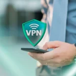 Hình ảnh điện thoại thông minh hiển thị biểu tượng VPN, tượng trưng cho việc bảo vệ quyền riêng tư trực tuyến.