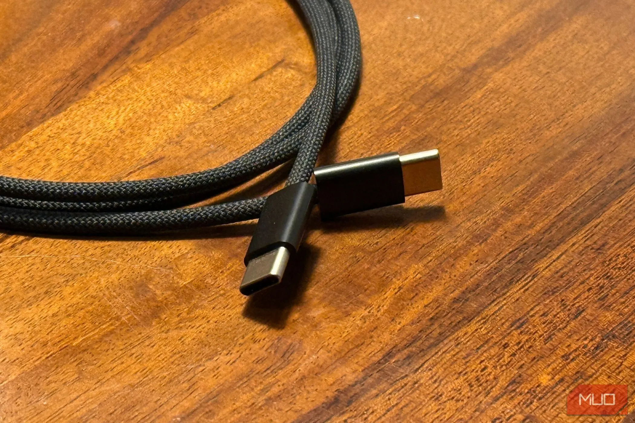 Hình ảnh hai đầu của cáp sạc USB-C sang USB-C, thể hiện kết nối đa năng.