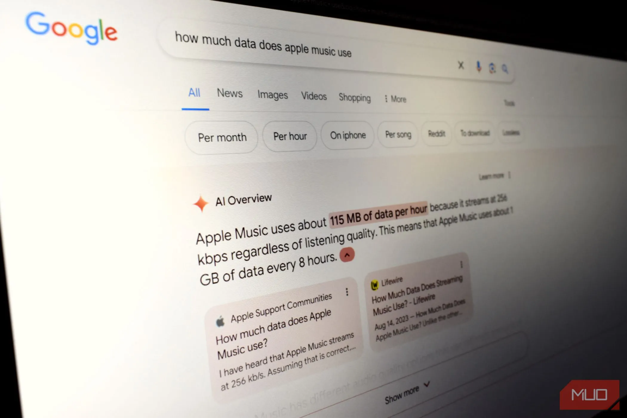 Hình ảnh màn hình máy tính xách tay hiển thị kết quả tìm kiếm Google AI Overviews với thông tin không chính xác, minh họa vấn đề chất lượng của AI Gemini
