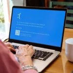 Hình ảnh màn hình xanh chết chóc (BSOD) xuất hiện trên laptop Windows, minh họa sự cố hệ điều hành cần công cụ cứu hộ USB Linux Live.