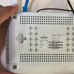 Hình ảnh mặt sau của một router Wi-Fi, nơi thường in thông tin đăng nhập và mật khẩu mặc định, giúp người dùng dễ dàng truy cập cài đặt để bảo mật mạng gia đình.
