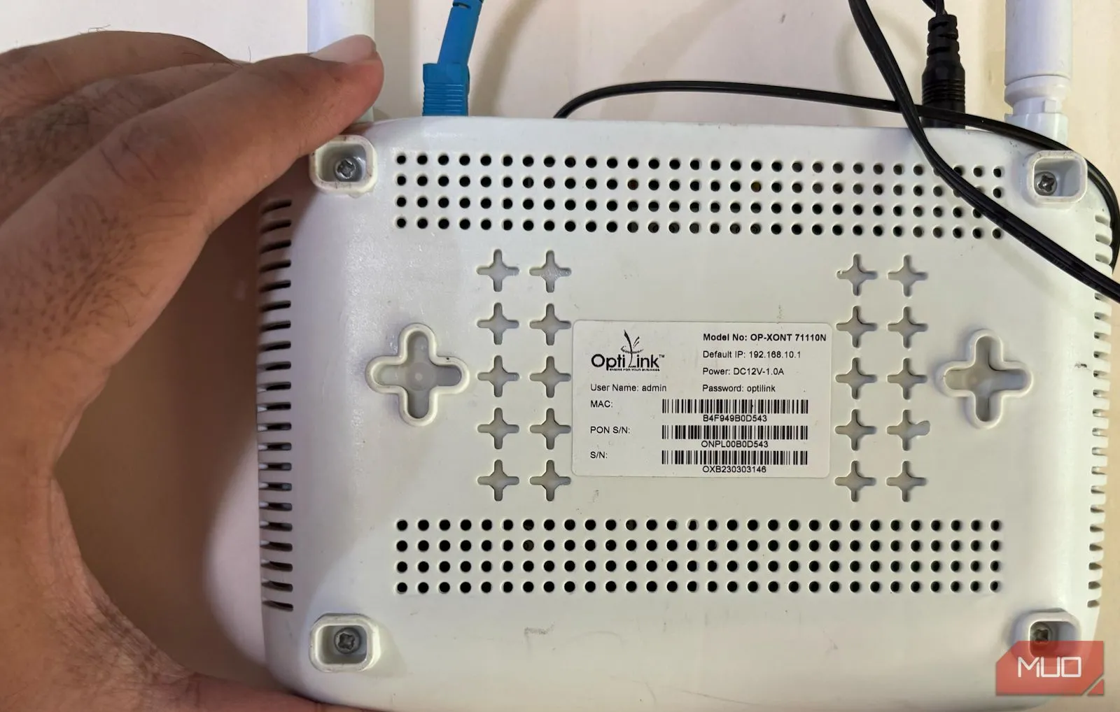 Hình ảnh mặt sau của một router Wi-Fi, nơi thường in thông tin đăng nhập và mật khẩu mặc định, giúp người dùng dễ dàng truy cập cài đặt để bảo mật mạng gia đình.