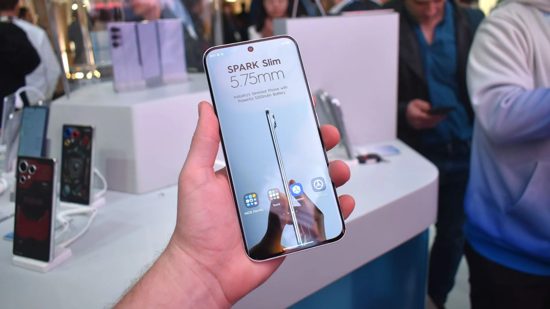 Hình ảnh mặt trước điện thoại Tecno Spark Slim Concept tại MWC 2025