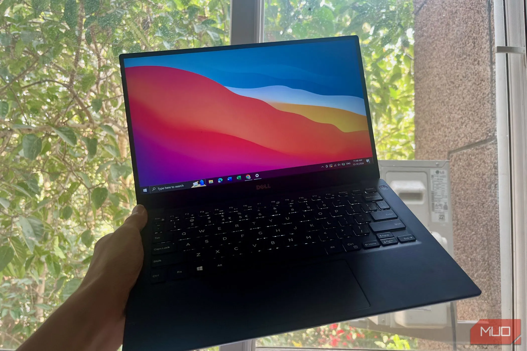 Hình ảnh máy tính Dell XPS 13 đang chạy hệ điều hành Windows 10, biểu tượng sự ổn định và đáng tin cậy