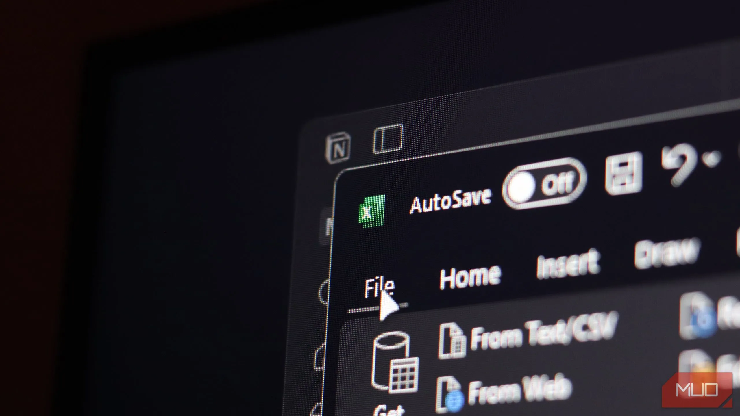 Hình ảnh máy tính Windows 11 hiển thị cùng lúc Notion và Excel, tượng trưng cho việc kết hợp hai công cụ để tối ưu hóa quy trình làm việc và theo dõi dữ liệu.