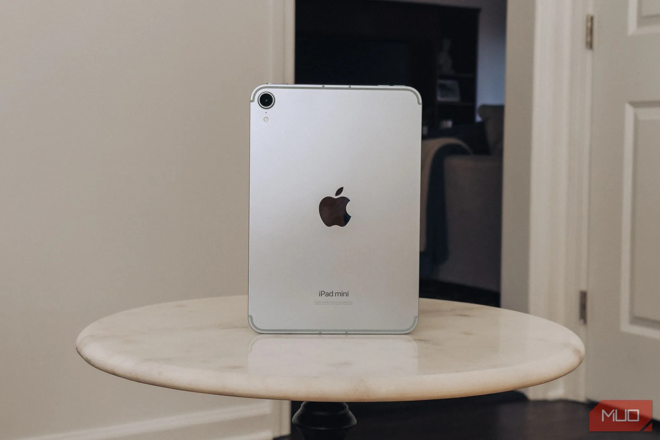 Hình ảnh minh họa iPad mini với chip A17 Pro, làm nổi bật sự phức tạp trong cách đặt tên thiết bị phần cứng của Apple