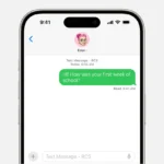 Hình ảnh minh họa iPhone 15 chạy iOS 18 hiển thị tin nhắn RCS với bong bóng màu xanh