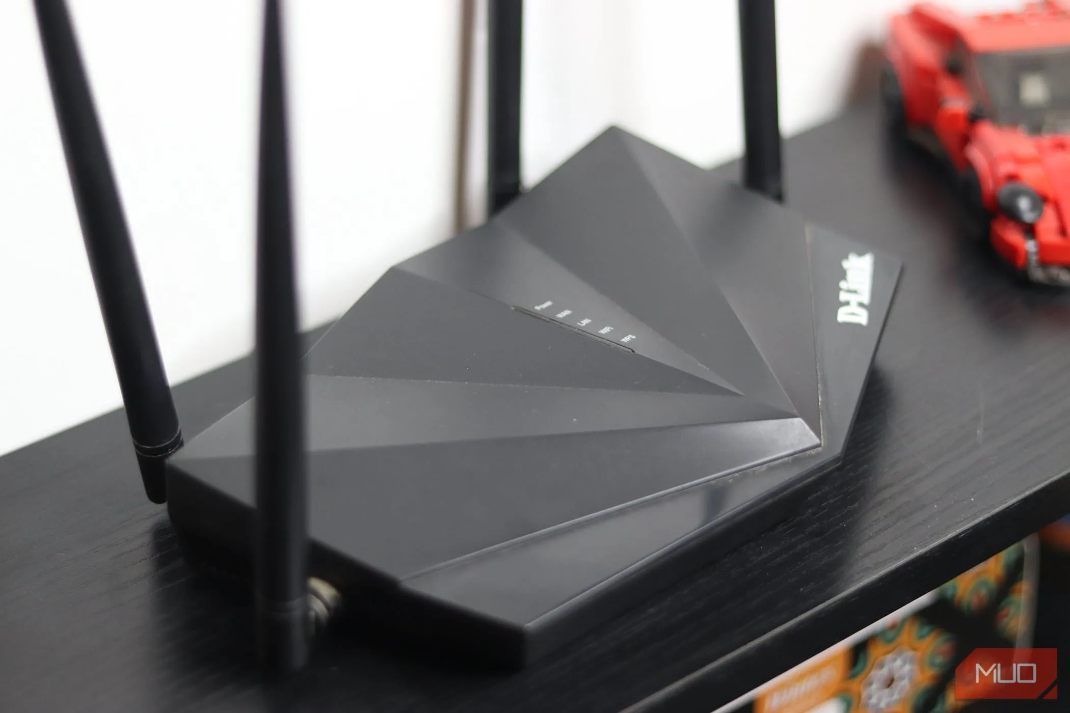 Hình ảnh minh họa một bộ định tuyến Wi-Fi cũ của dòng N300, biểu tượng cho việc cần nâng cấp