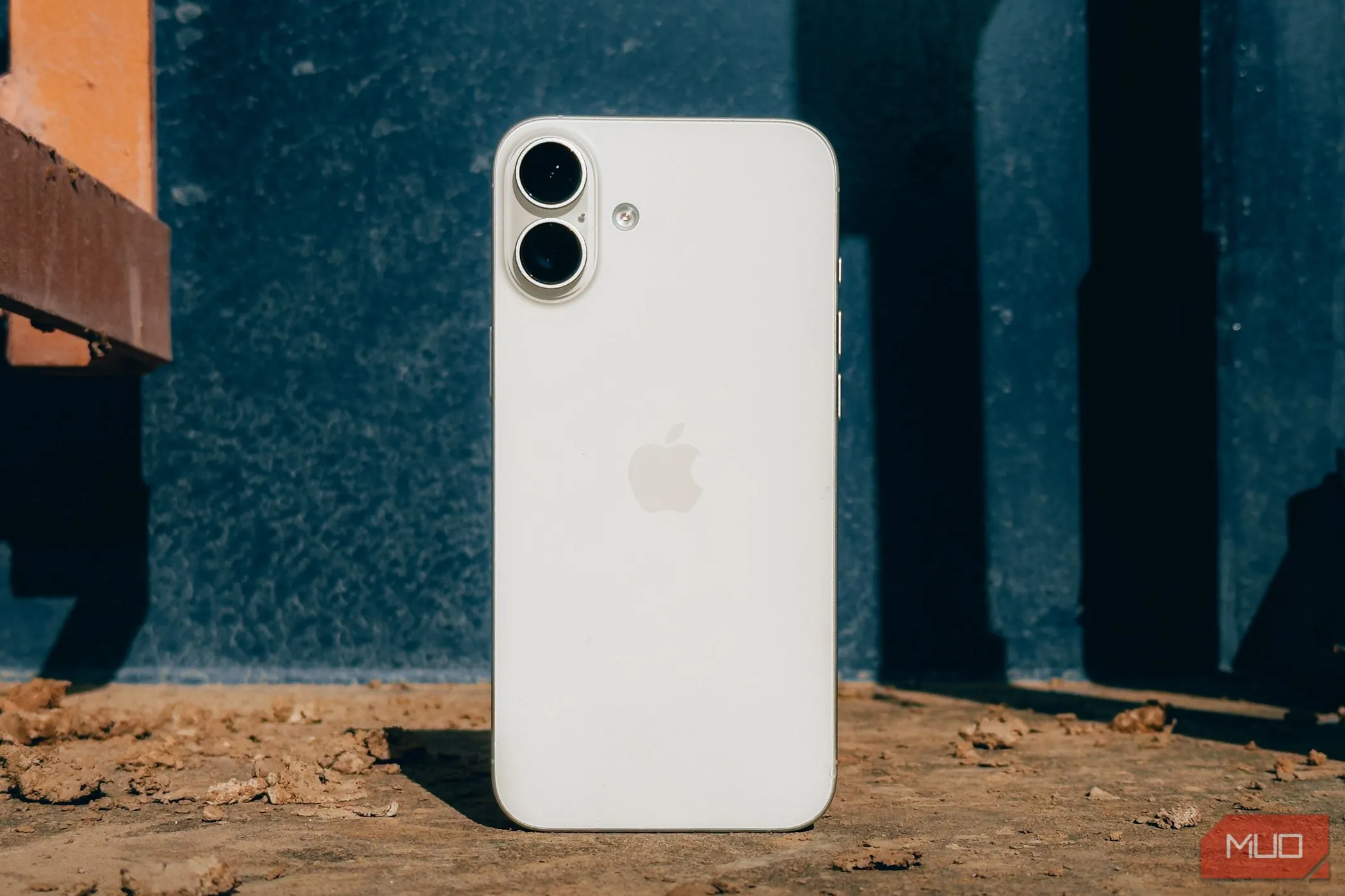 Hình ảnh minh họa một chiếc iPhone bị rơi trên vỉa hè, nhấn mạnh nguy cơ mất mát và tầm quan trọng của các tính năng bảo mật iPhone.