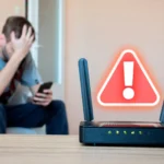 Hình ảnh minh họa một router mạng với biểu tượng cảnh báo an ninh, phía sau là người dùng đang lo lắng về vấn đề kết nối hoặc bảo mật.