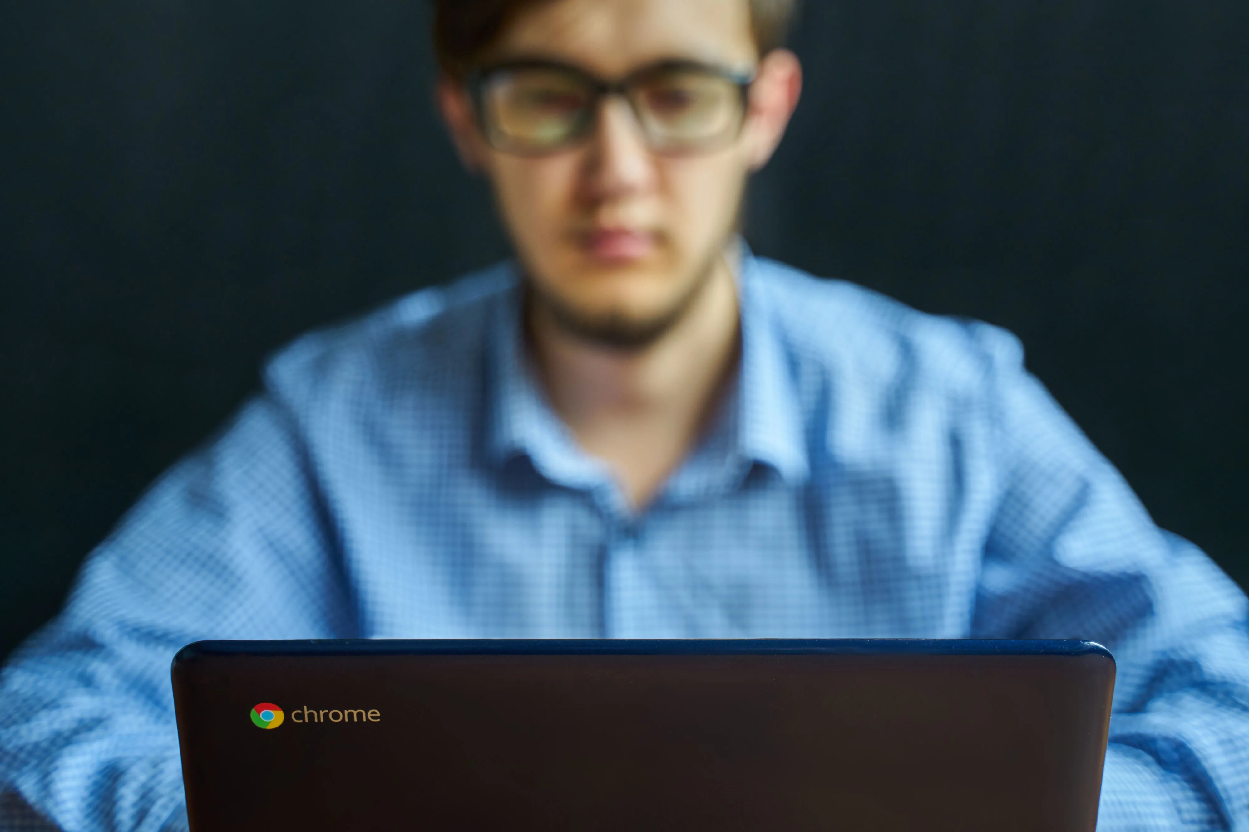 Hình ảnh một người trẻ đang làm việc trên laptop, tượng trưng cho việc nghiên cứu và lập kế hoạch chuyển đổi nhà cung cấp internet