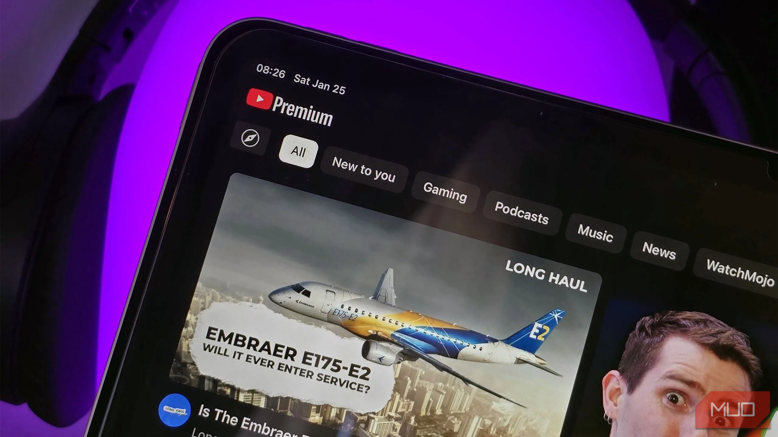 Hình ảnh người dùng đang xem video không quảng cáo qua gói YouTube Premium trên iPad Air