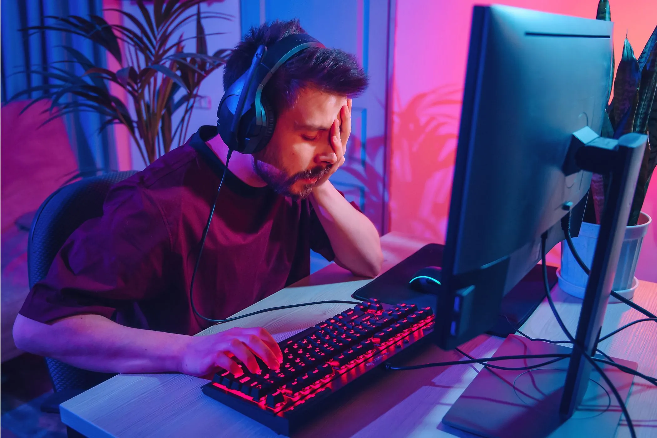 Hình ảnh người dùng máy tính thất vọng, minh họa rủi ro khi PC bị lỗi hoặc &quot;brick&quot; do cài đặt hệ điều hành không chính thức